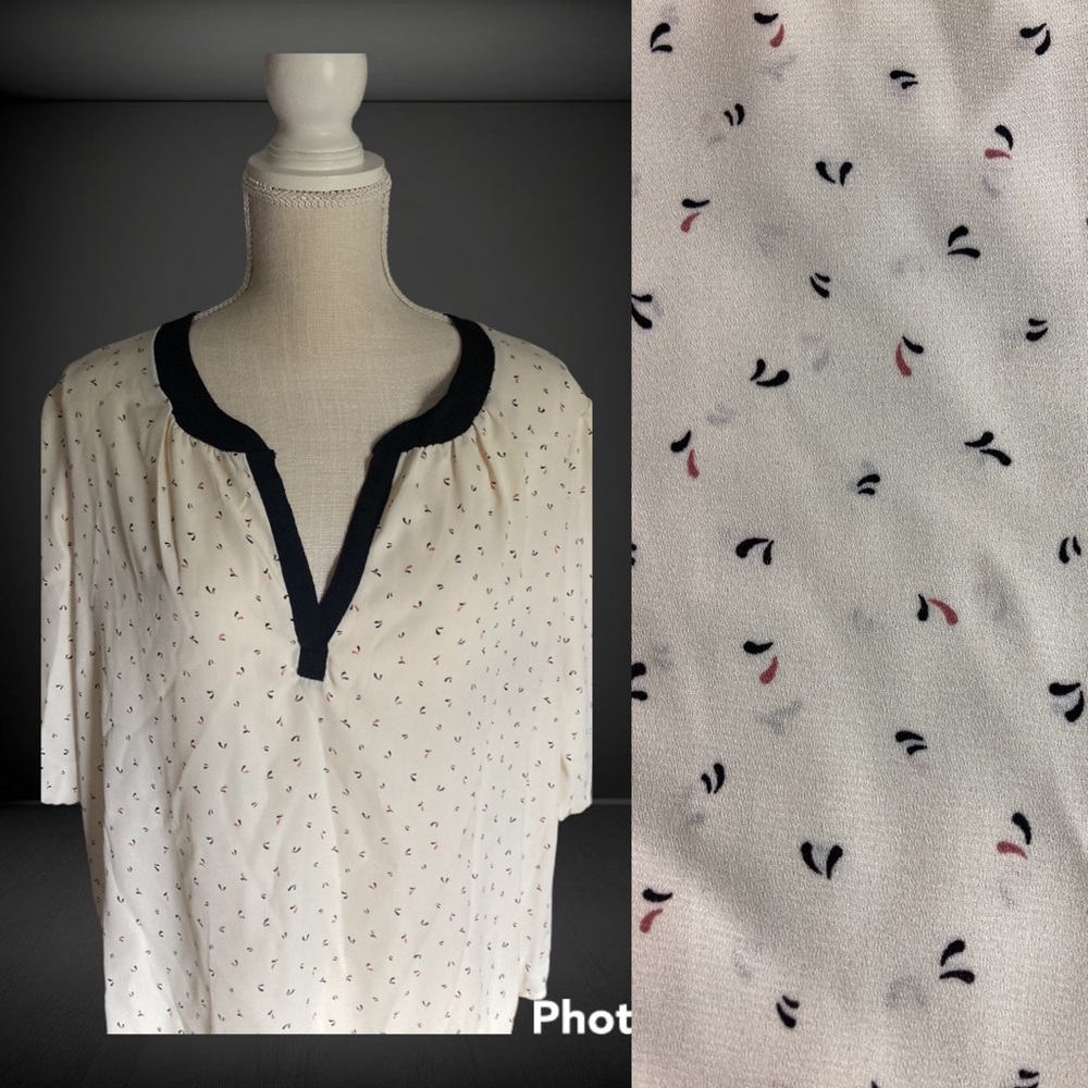 Forgotten Grace White Small Abstract Graphic Print Vneck 3/4 sleeve blouse EUC